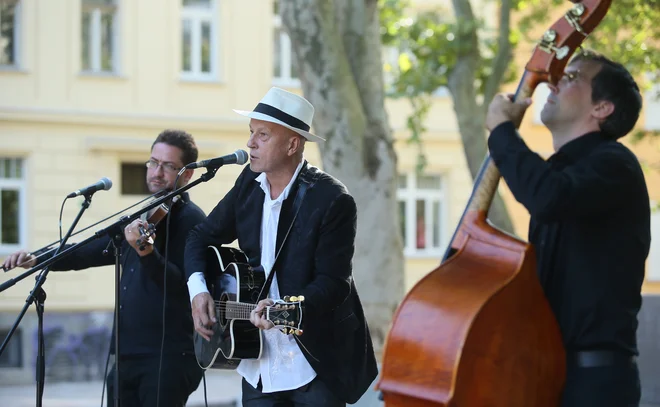 Vlado Kreslin je s svojimi godbeniki prekmurska ikona v Ljubljani. FOTO Jože Suhadolnik/Delo<br />