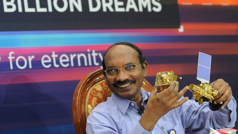 Fotografija: Predsedniku indijske vesoljske organizacije K. Sivan se smeje, saj gre sondi Čandrajan 2 vse kot po maslu. FOTO: Manjunath Kiran/AFP