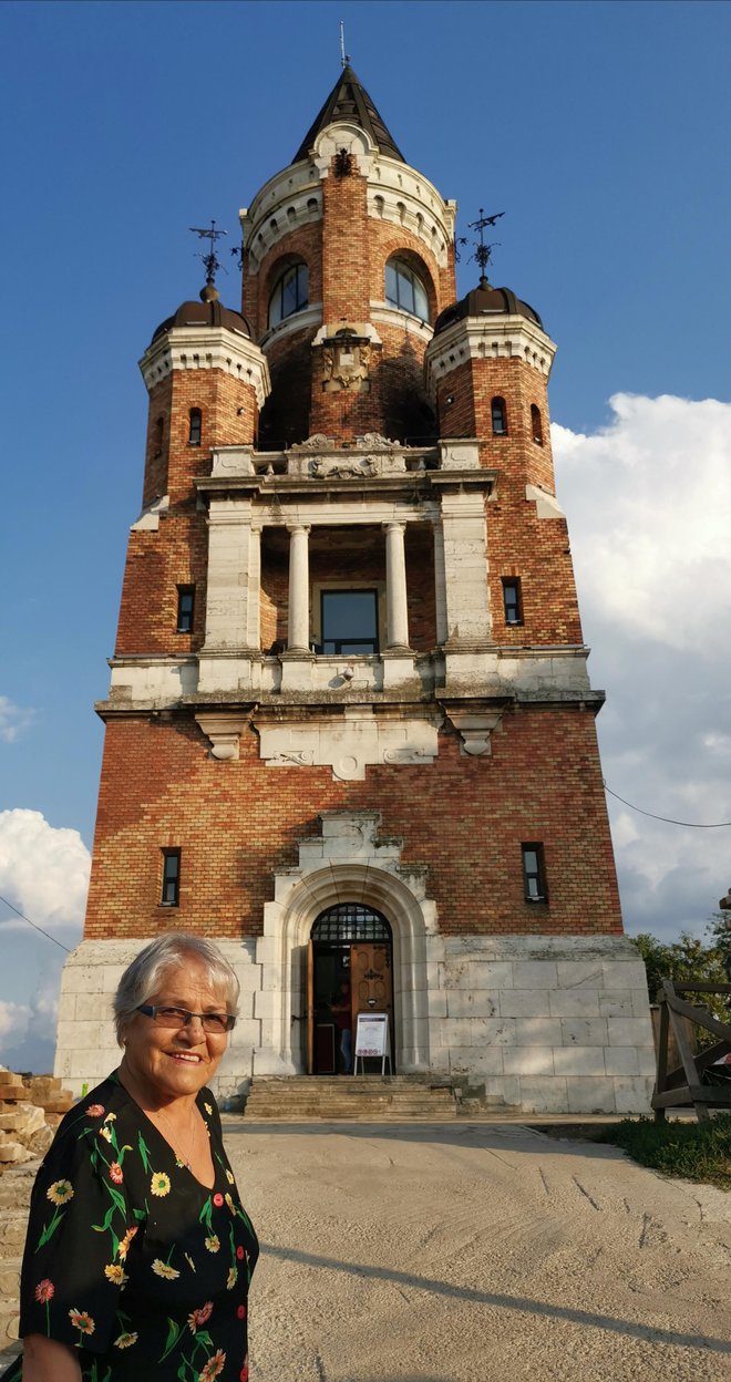  »Zemun, ki je bil včasih posebno mesto, je zdaj mestna četrt občine Beograd,« pravi Marica Mihajlovićeva, ki stoji ob trdnjavi Garduš v Zemunu, kjer smo se z njo pogovarjali. Foto: Milena Zupanič