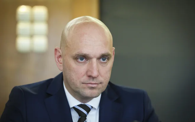 Minister za okolje Simon Zajc nima le težav v resorju, prihajajo tudi politične. FOTO: Jože Suhadolnik/Delo