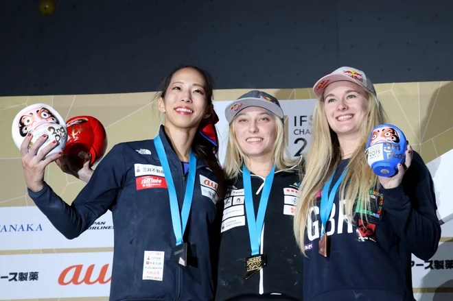 Zlata Korošica si je stopničke delila z Japonko Akijo Noguči (levo) in Britanko Shauno Coxsey. FOTO: Manca Ogrin