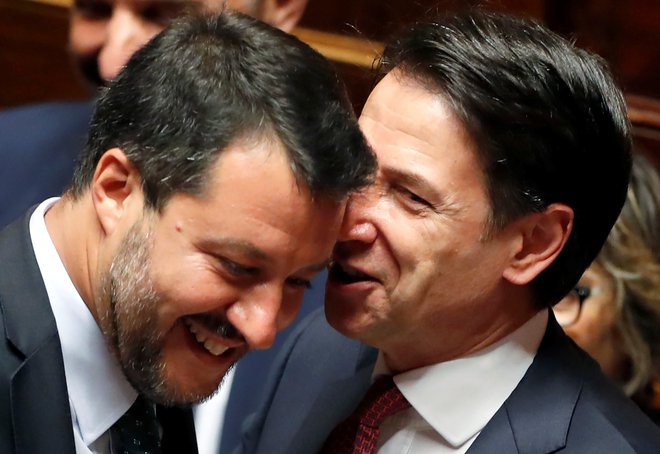 Italijanski premier Giuseppe Conte in vodja Lige Matteo Salvini med današnjim zasedanjem senata. Foto Reuters