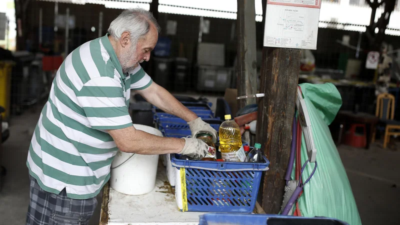 Fotografija: Odpadno olje pogosto prinesejo iz več gospodinjstev skupaj. FOTO Blaž Samec/Delo