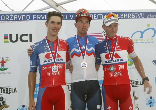 Domen Novak (v sredini) bo na Vuelti kolesaril v dresu slovenskega prvaka. FOTO: Mavric Pivk/Delo