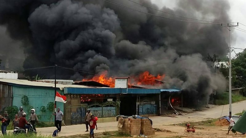 Fotografija: V nemiru je bilo požganih več stavb, med njimi zaporniška. Foto Hasyim Kelirey/AFP