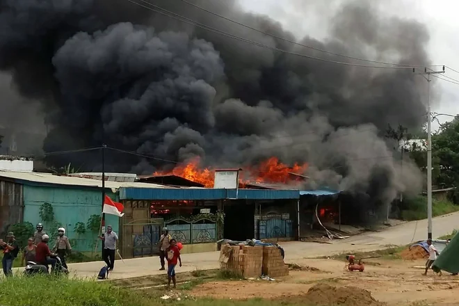 V nemiru je bilo požganih več stavb, med njimi zaporniška. Foto Hasyim Kelirey/AFP