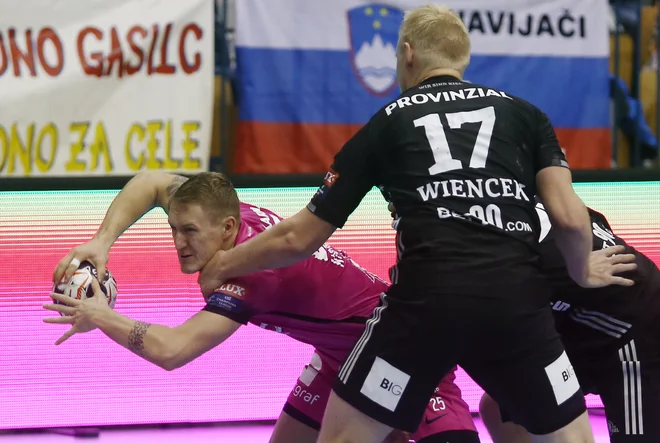 Eden od treh kapetanov Patrick Wiencek (zaustavlja Tilna Kodrina) je predlani s Kielom gostoval v Celju, letos pa sta kluba v različnih skupinah lige prvakov. FOTO: Jože Suhadolnik