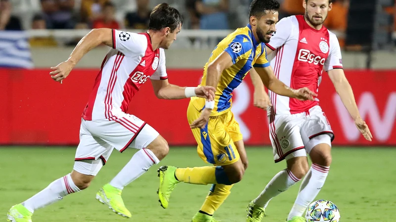 Fotografija: Zvezni igralec ciprskega prvaka Musa Suliman je s hitrostjo povzročal veliko preglavic Ajaxovima zvezdnikoma Nicolasu Tagliaficu (levo) in Daleyju Blindu. FOTO: AFP