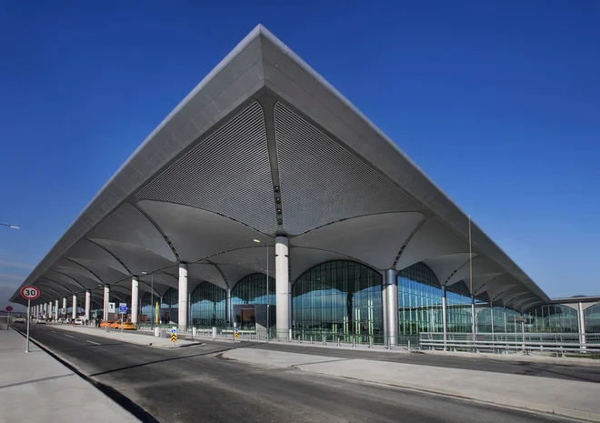 Glavni terminal so zasnovali po arhitekturnem značaju Istanbula, ki je bogat z barvami in vzorci ter ima tako evropske kot azijske značilnosti. FOTO: Murad Sezer/Reuters