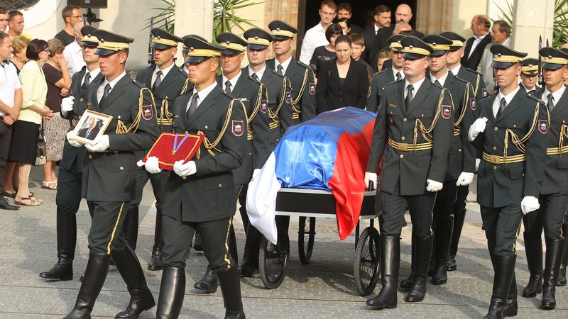 Fotografija: Pogreb Ivana Omana v Škofji Loki je potekal z vojaškimi častmi. FOTO: Jože Suhadolnik/Delo
