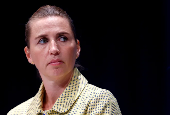Danska preimerka Mette Frederiksen je njegove ambicije označila kot »absurdne«. Po odpovedi obiska pa je dejala, da je bila »presenečena in razočarana«. FOTO: Ints Kalnins/Reuters