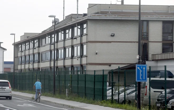 Za ograjo uprave za policijske specialnosti Centra za varovanje in začito naj bi zrasla garaža za blindirana vozila. FOTO: Blaž Samec/Delo