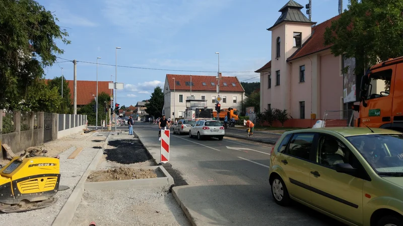 Fotografija: Na križišču Vodnikove in Šišenske je bil promet močno oviran že v sredo. FOTO Aleš Stergar/Delo
