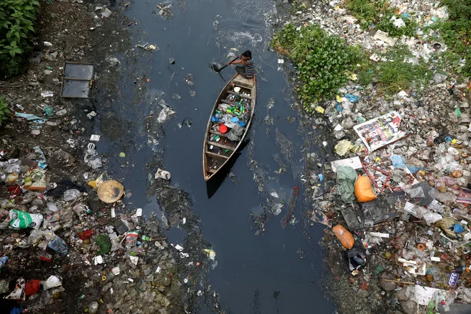 Strokovnjaki kot rešitev predlagajo obdelavo odpadne vode s sistemi, kot je filtracija, saj se lahko s tem odstrani več kot 90 odstotkov mikroplastike v vodi. FOTO: Mohammad Ponir Hossain/Reuters