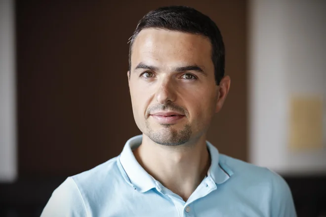 &quot;Pri gospodu Janši me nič več ne preseneča... Njegovi zadnji napadi zgolj potrjujejo to, da pri doseganju političnih ciljev ne izbira sredstev. Morda je to razlog, da kljub zmagam na volitvah ne sestavi vlade,&quot; pravi Matej Tonin in Janeza Janšo označi za hegemona. FOTO: Uroš Hočevar