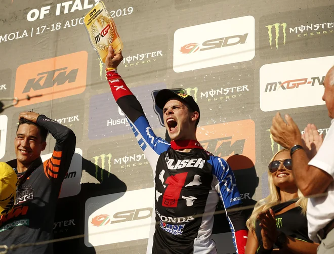 Tim Gajser v Imoli slavi naslov svetovnega prvaka v razredu MXGP. FOTO: Matej Družnik/Delo