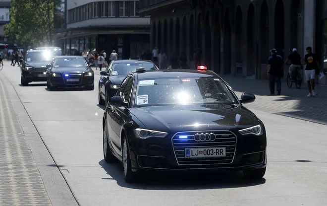 Takole se je v varnih avtomobilih vozila po Ljubljani v začetku poletja hrvaška delegacija. FOTO: Blaž Samec