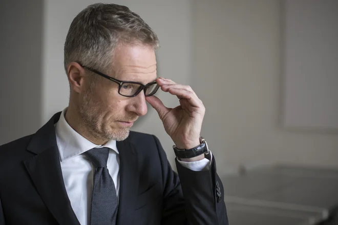 Boštjan Vasle,&nbsp;guverner BS&nbsp;(funkcijo je nastopil v začetku januarja letos, mandat se mu izteče v začetku leta 2025)<br />
Zaradi uhajanja informacij se je odločil za forenzično preiskavo, ki jo v Banki Slovenije opravljajo predstavniki družbe Deloitte. Ker BS razpolaga z vsemi podatki o evrskemu sistemu, mora biti varnost nepropustna. FOTO: Voranc Vogel