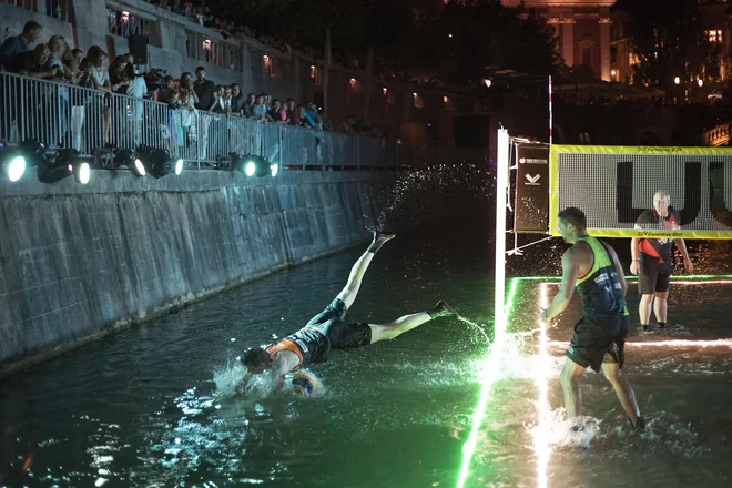 Požrtvovalnost v igri je bila to pot nagrajena s kopanjem v Ljubljanici. FOTO: Leon Vidic/Delo