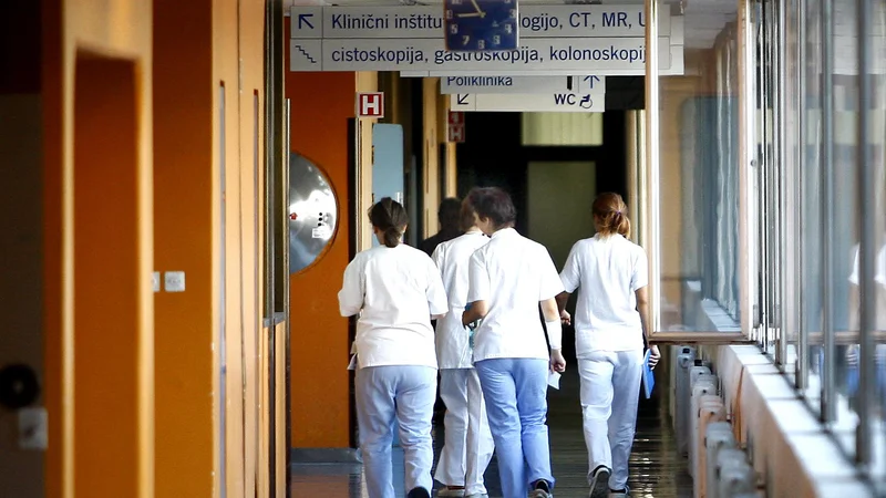 Fotografija: Velikokrat se sliši in piše, da SMS delajo enaka dela kot DMS, plačane pa niso enako. Foto Aleš Černivec