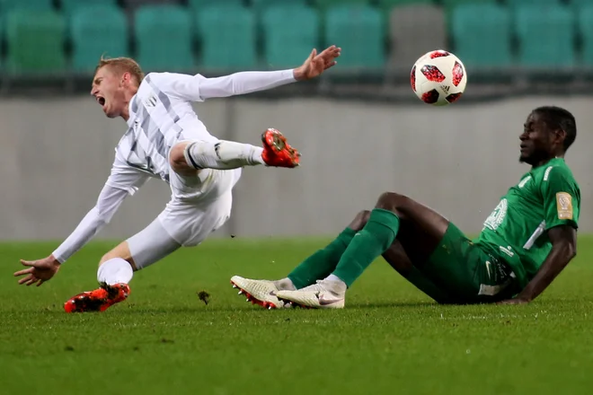 Kamerunski branilec Macky Bagnack (desno) je že odigral zadnji derbi proti Muri in zadnjo tekmo v Olimpijinem dresu ter le še čaka na uradno potrditev odhoda. Najverjetnejša je selitev k beograjskemu Partizanu. FOTO: Tomi Lombar