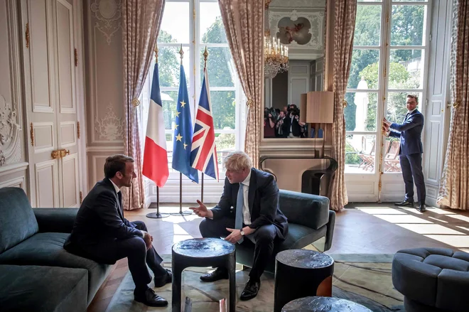 Johnson se je med srečanjem z Macronom malce preveč sprostil. FOTO: Christophe Petit Tesson Afp