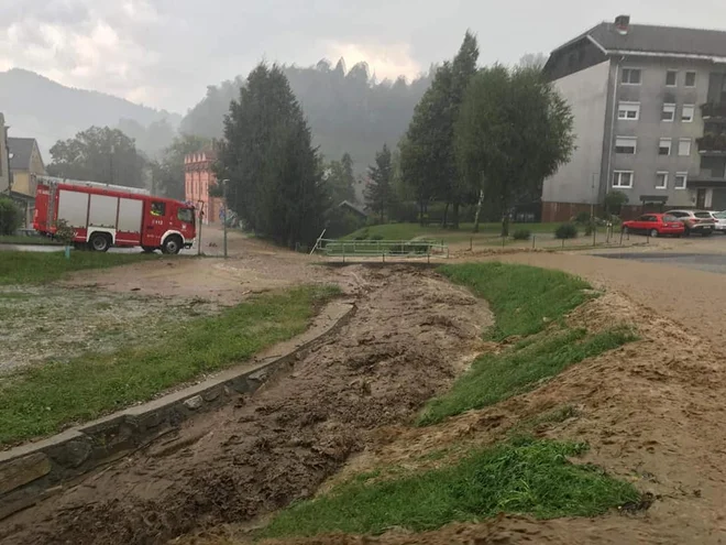 Lokalno je pri Muti po neuradnih podatkih nad območjem padlo preko 100 mm padavin. FOTO: Neurje.si