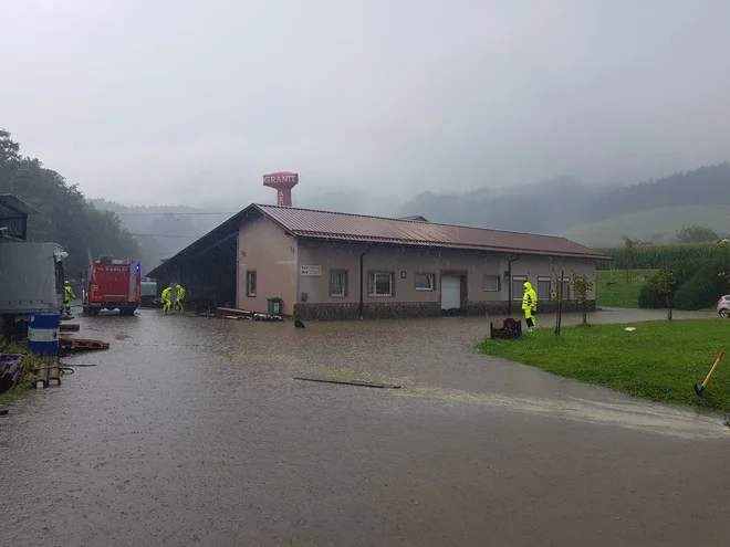 Gasilci pomagajo na večih lokacijah v Muti. FOTO: PGD Muta