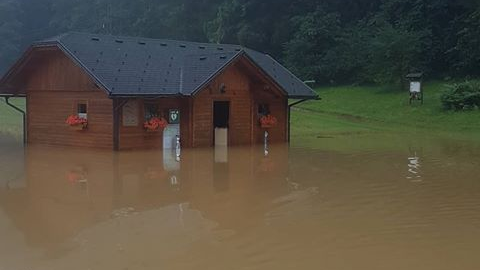 Fotografija: Zgornje Pirniče pod vodo. FOTO: Josip-joco Zlodej/Neurje.si