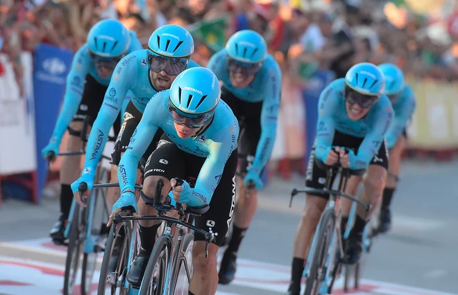 Astana je slavila zmago, njen kapetan Miguel Angel Lopez (v ospredju) pa je oblekel rdečo majico. FOTO: AFP