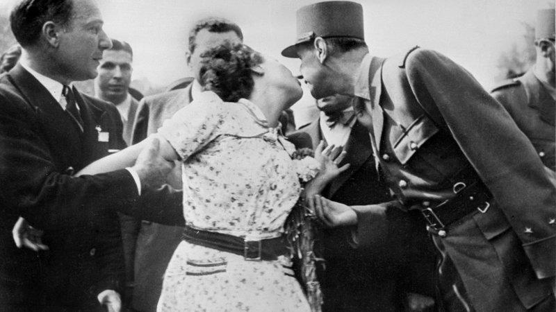 Fotografija: Ženska poljublja generala de Gaulla. FOTO: Afp