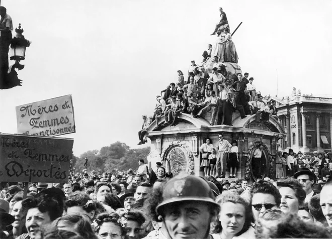 Parižani pozdravljajo osvoboditev francoske prestolnice. FOTO: Afp