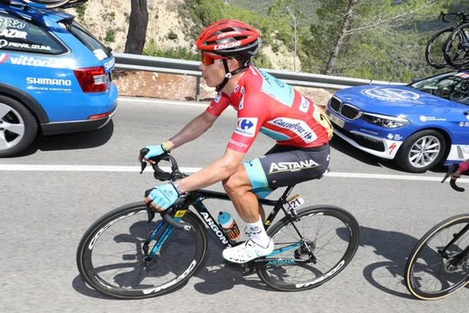 Lopez v rdeči majici vodilnega. 100 km pred ciljem ga še ne skrbi 4 minutni zaostanek glavnine. Foto Lv19