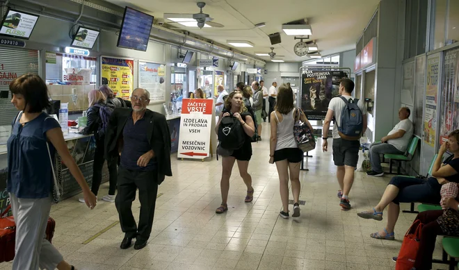 Na ljubljanski avtobusni postaji se je čas že zdavnaj ustavil, projekt gradnje nove pa se nenehno odmika. FOTO: Jure Eržen/Delo