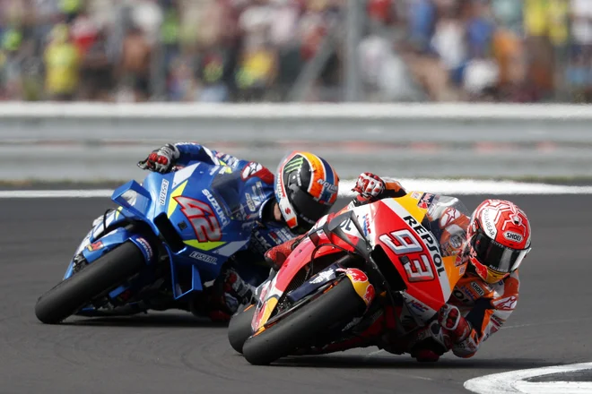 Marc Marquez (desno) in Alex Rins sta bila ogorčeno bitko do zadnjega metra. FOTO: AFP