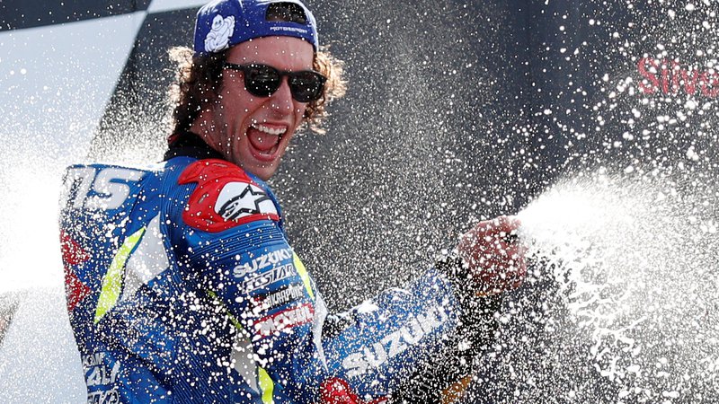 Fotografija: Alex Rins je burno proslavil drugo zmago v razredu motogp. FOTO: Reuters