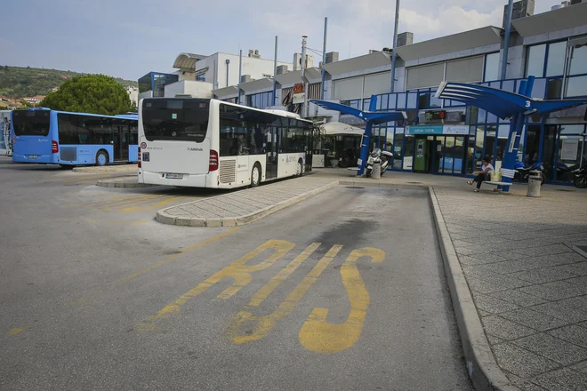 Avtobusna postaja Lucija. FOTO: Jože Suhadolnik/Delo