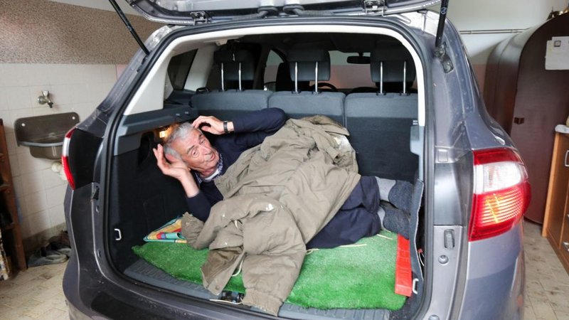 Fotografija: Miroslav Moravec je pokazal, kako so ga strpali v njegov avto. FOTO: Marko Feist/Delo