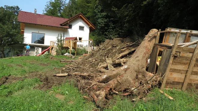 Na pobočju nad hišo družine Likar na Muti je še veliko materiala, ki ogroža hišo. FOTO: Mateja Kotnik