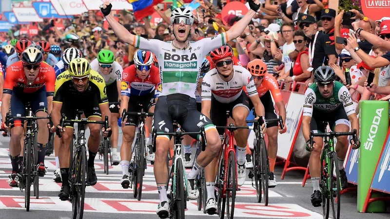 Fotografija: Luka Mezgec (drugi z leve) je v zadnjih metrih kot za stavo prehiteval tekmece, le Sam Bennett (v ospredju) in Edward Theuns sta bila predaleč. FOTO: AFP