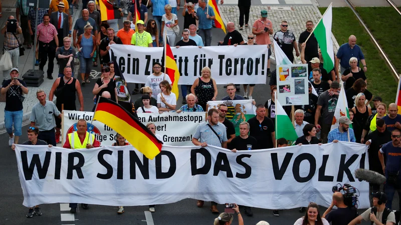 Fotografija: Ob prvi obletnici tragičnega dogodka je gibanje Za Chemnitz pripravilo proteste, na katerih se je zbralo manj ljudi, kot je bilo napovedano. Foto Reuters