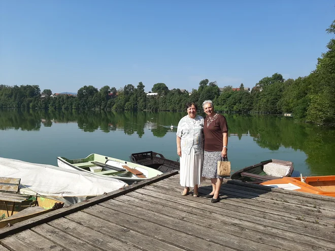 Martina Eržen (desno) je pridno zbirala material za zbornik, Marjeta Žebovec je besede prelila na papir. FOTO: Janez Porenta