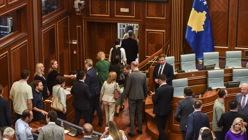 Fotografija: Kosovski poslanci so izglasovali razpustitev skupščine in odprli pot predčasnim volitvam. FOTO: Stringer/AFP