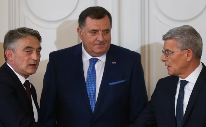 Tričlansko predsedstvo Bosne in Hercegovine sestavljajo Željko Komšić, Milorad Dodik in Šefik Džaferović. Od njihove izvolitve novembra lani se v BiH ni veliko premaknilo. Foto Reuters