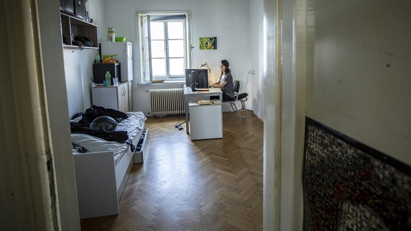 Fotografija: Cene najemniških stanovanj so previsoke, merila, po katerih celo bodoči sostanovalci izbirajo med kandidati, so včasih nerealna. FOTO: Voranc Vogel