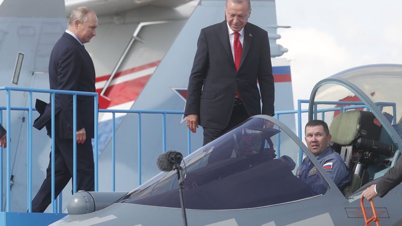 Fotografija: Putin in Erdoğan naj bi se pogovarjala tudi o turškem nakupu ruskih vojaških letal. Foto: Maxim Shipenkov/Afp