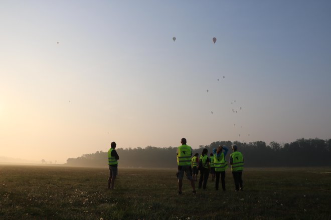 Sodniki na cilju čakajo na balonarske ekipe. FOTO: Jože Pojbič