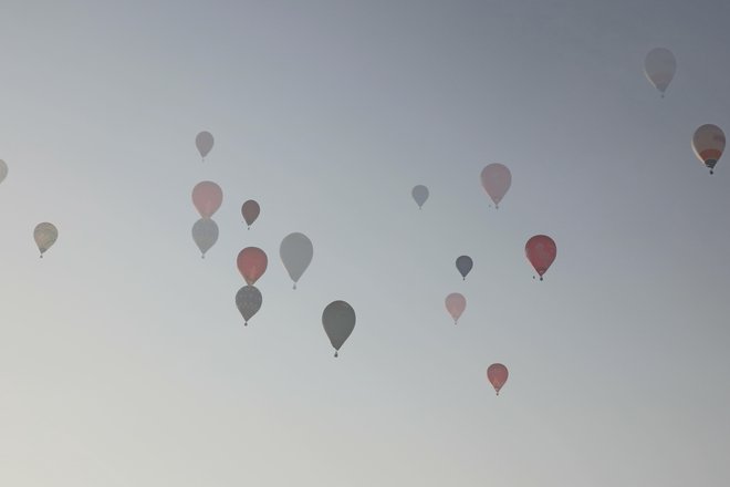 V jutranji megli so se zarisale kupole balonov. FOTO: Jože Pojbič