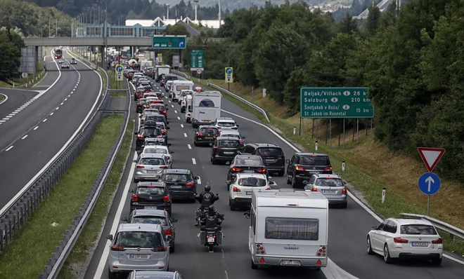 Večjih zastojev na gorenjski avtocesti Dejanović zaradi del ne pričakuje, prihaja pa do zastojev ta teden, ko se vzpostavljajo zapore. FOTO: Blaž Samec/Delo