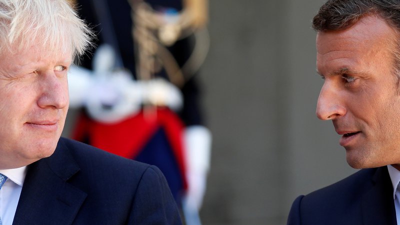Fotografija: Francoski predsednik Emmanuel Macron in britanski premier Boris Johnson med izjavo o brexitu.  Foto Gonzalo Fuentes Reuters